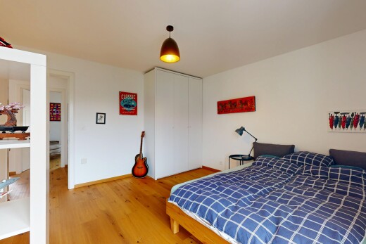 chambre avec sol en finition bois, wood finish floor, cloison sèche, drywall, et inside property