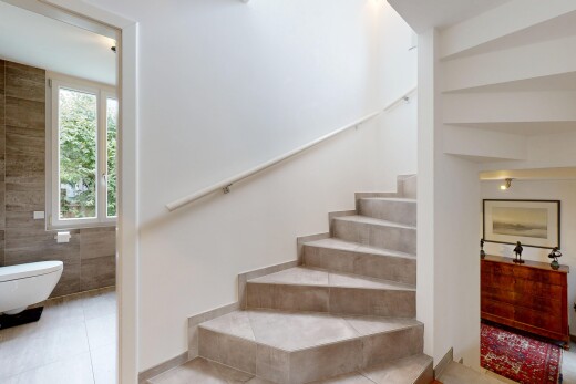 treppe mit gipskartonwand, drywall, inside property, natürliches licht, und natural light