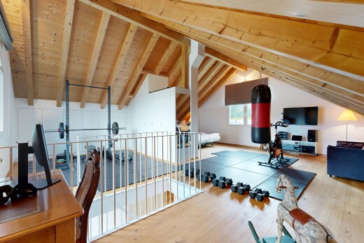salon avec sol en finition bois, wood finish floor, lumière naturelle, natural light, et inside property