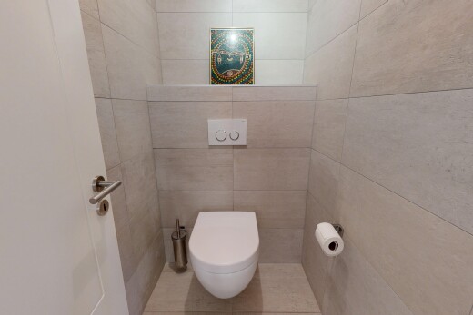 salle de bains avec inside property, toilette, cabinet de toilette, et tile shower