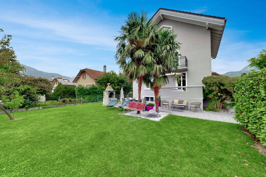 garten mit terrasse, rasen, day time, zaun, und property visible