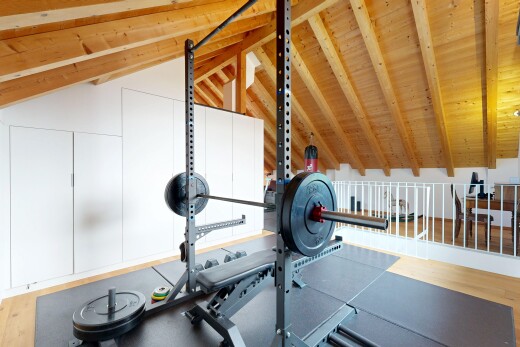 fitnessstudio mit inside property, dachschräge, vaulted ceiling, beamed ceiling, und holzdecke