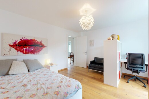 zimmer / schlafzimmer mit wood finish floor, holzfußboden, drywall, gipskartonwand, und inside property