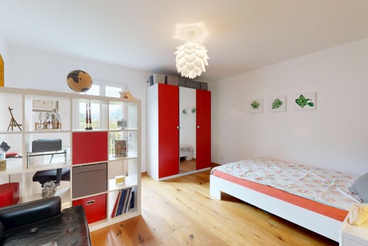 zimmer / schlafzimmer mit wood finish floor, holzfußboden, natural light, drywall, und natürliches licht