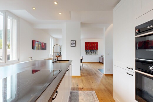 küche mit herd, natürliches licht, natural light, weiße schränke, und holzfußboden