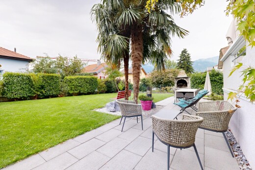 terrasse avec terrasse, pelouse, from property, et overcast