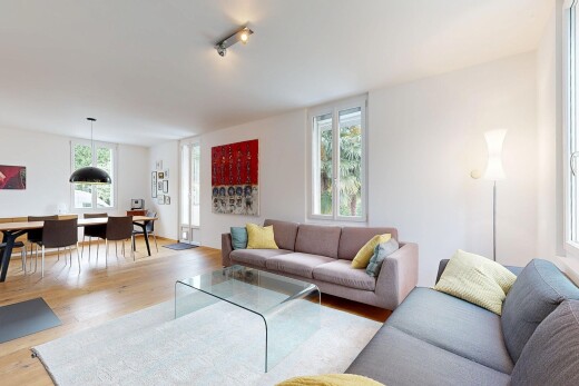 wohn- / esszimmer mit wood finish floor, holzfußboden, natural light, inside property, und natürliches licht