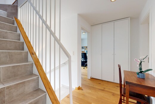 treppe mit wood finish floor, holzfußboden, treppen, inside property, und drywall