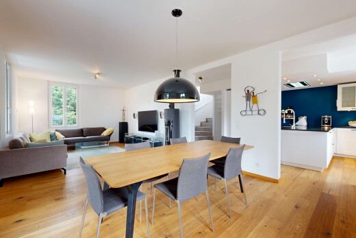 wohn- / esszimmer mit treppen, inside property, wood finish floor, holzfußboden, und natural light