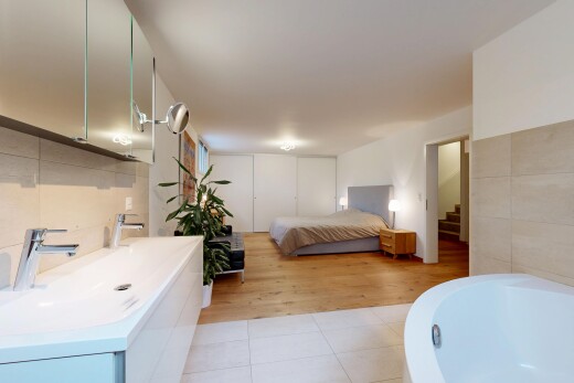 salle de bains avec miroir, salle de bain complète, lavabo (ou coiffeuse selon le contexte), sol en carrelage, et tile floor
