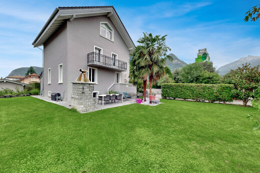 außenansicht mit terrasse, blick auf die berge, mountain view, stuckverkleidung, und day time