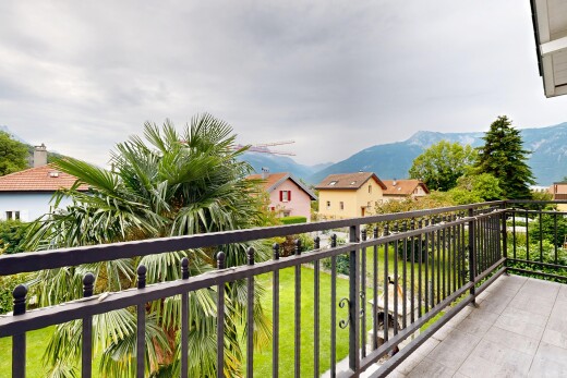 balkon mit from property, balkon, mountain view, blick auf die berge, und overcast