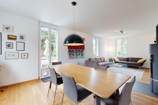 wohn- / esszimmer mit natürliches licht, natural light, holzfußboden, wood finish floor, und inside property