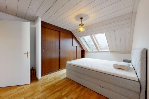 chambre avec plafond voûté, vaulted ceiling, pièce supplémentaire, inside property, et plafond en bois