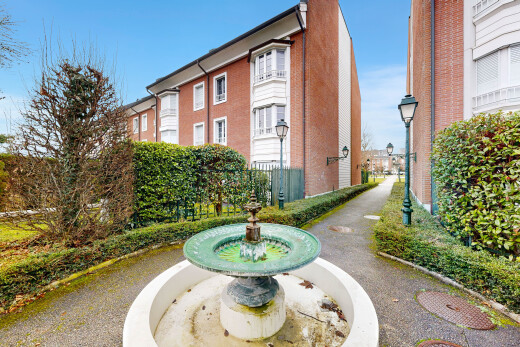 extérieur du bâtiment avec day time, from community, et fontaine