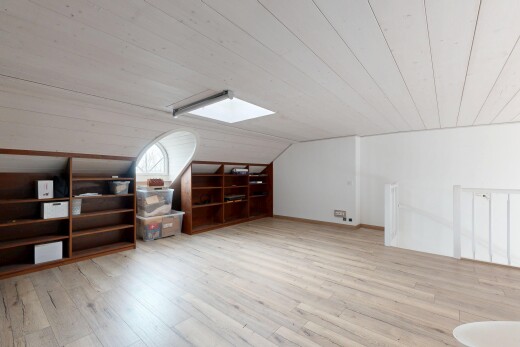 pièce vide avec plafond voûté, vaulted ceiling, plafond en bois, wood ceiling, et inside property