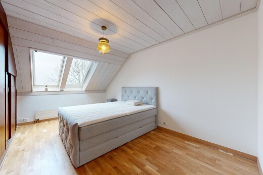 chambre avec pièce supplémentaire, sol en finition bois, wood finish floor, inside property, et cloison sèche