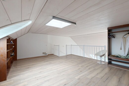 pièce vide avec sol en finition bois, wood finish floor, inside property, plafond voûté, et vaulted ceiling