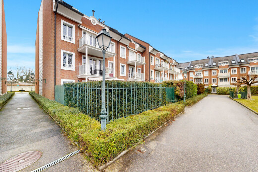 extérieur du bâtiment avec day time, from community, vue sur le complexe d'appartements, apartment complex view, et clôture