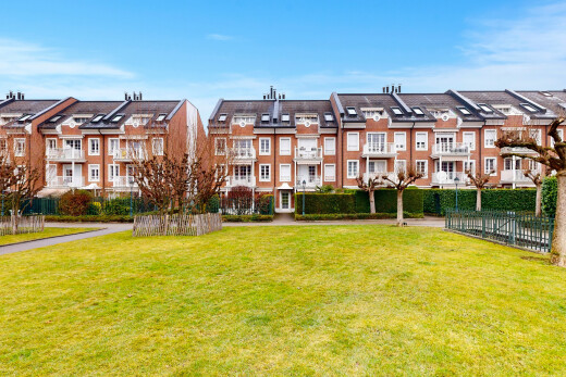 extérieur du bâtiment avec day time, clôture, vue résidentielle, et residential view