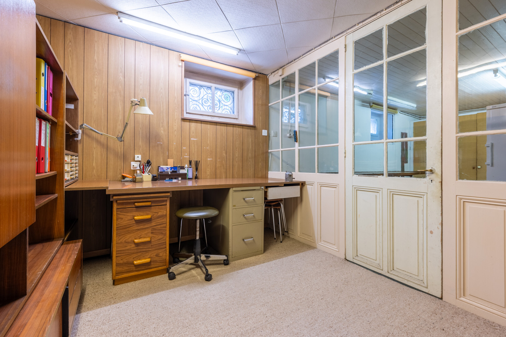 büro mit bürobereich, teppich, carpet, natürliches licht, und natural light