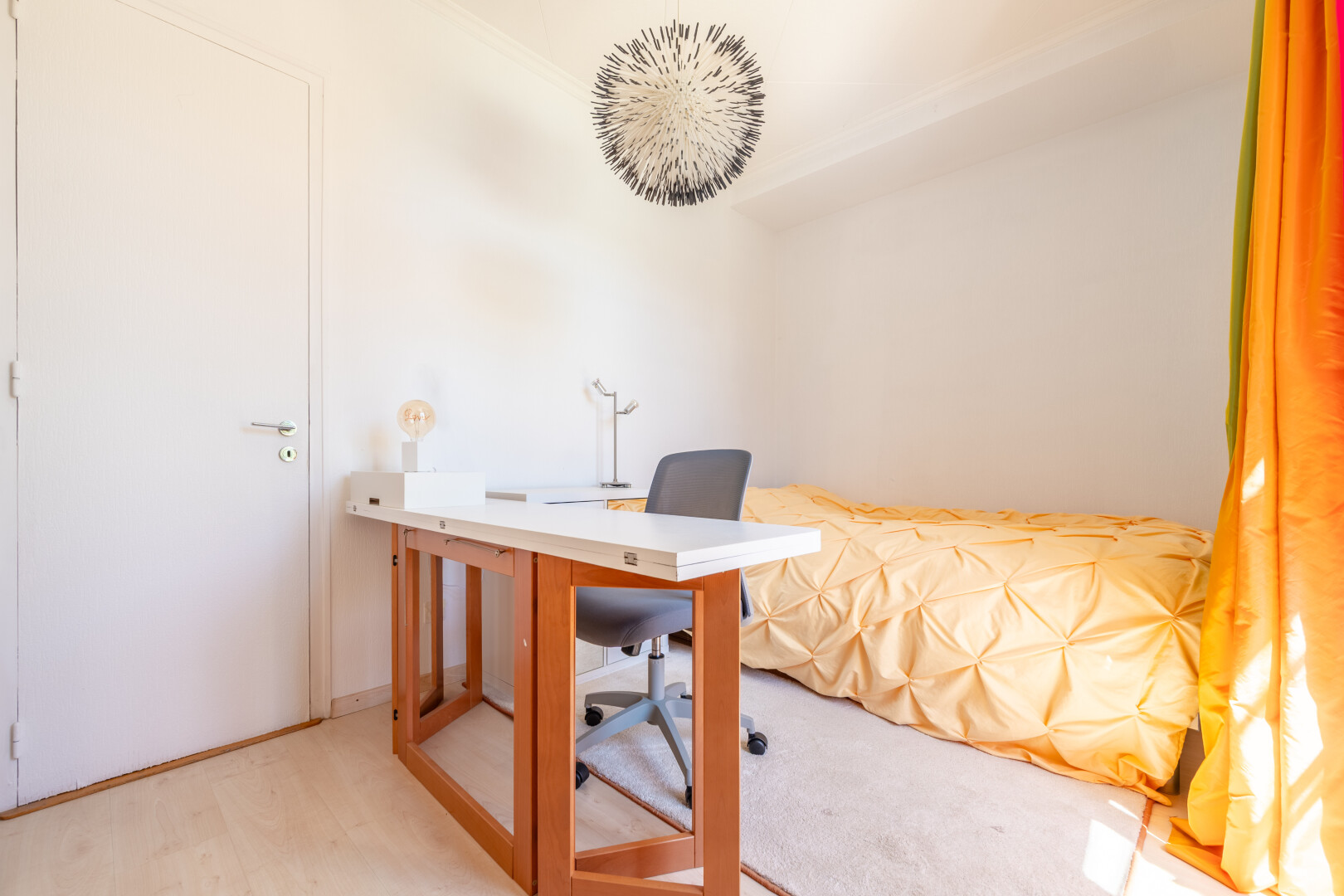 zimmer / schlafzimmer mit gipskartonwand, drywall, inside property, und bürobereich