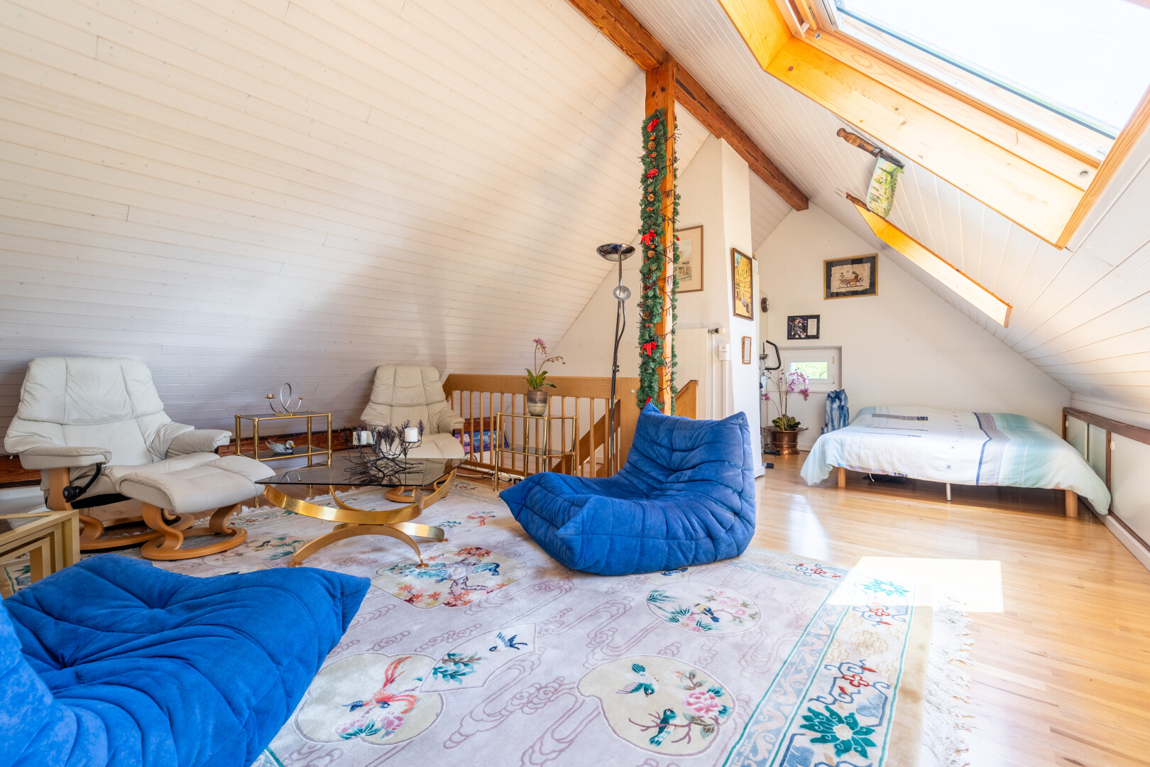 zimmer / schlafzimmer mit zusätzliches zimmer, dachfenster, holzfußboden, wood finish floor, und dachschräge