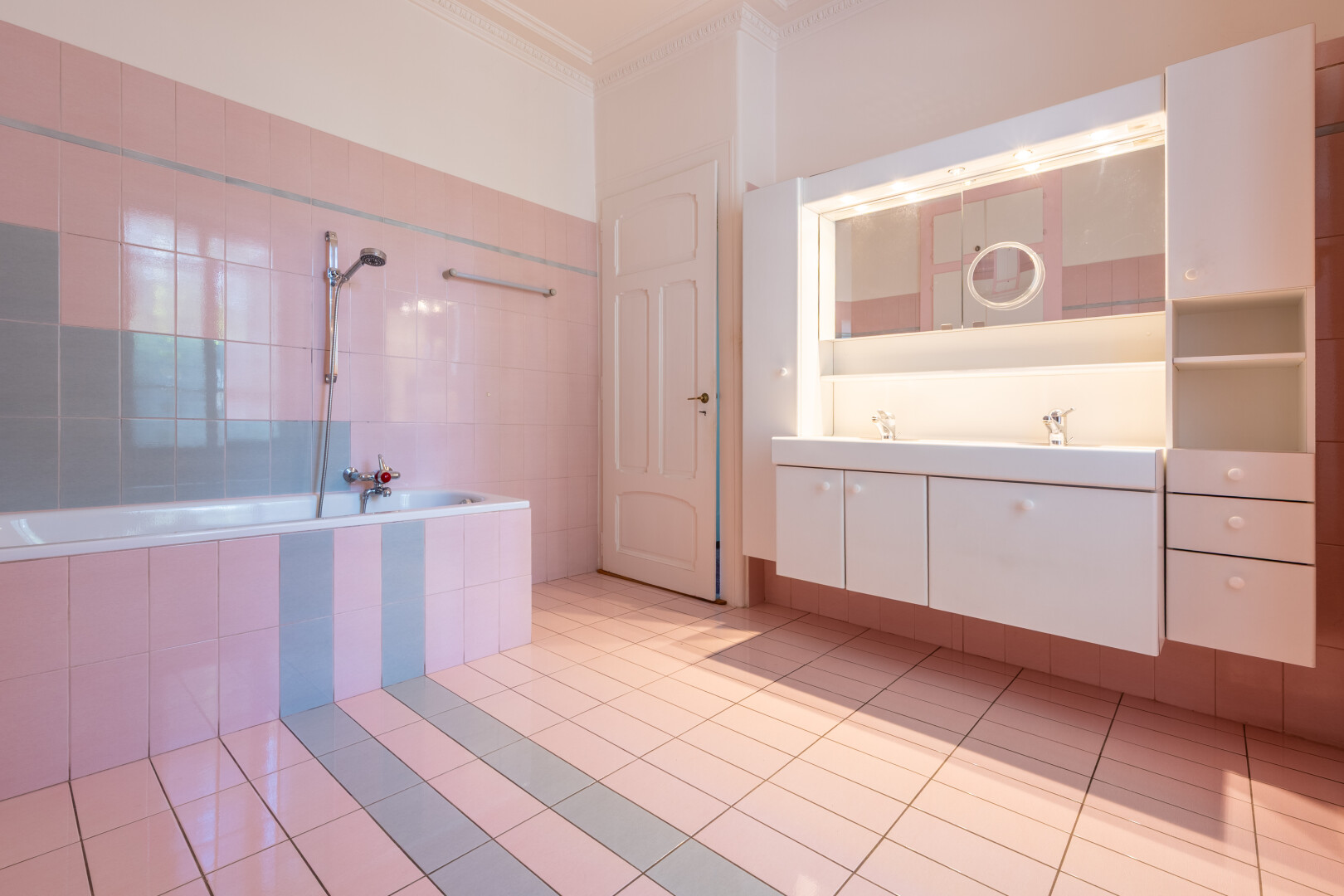 bad mit tile tub, kronenstuck, crown molding, komplettes badezimmer, und spiegel