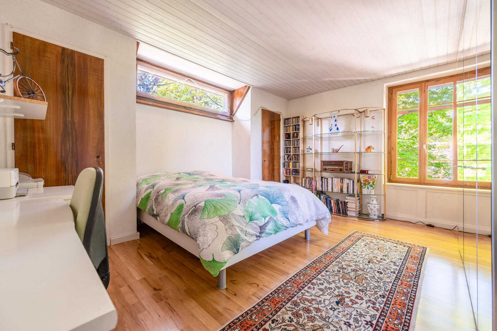 zimmer / schlafzimmer mit inside property, natürliches licht, natural light, holzfußboden, und wood finish floor