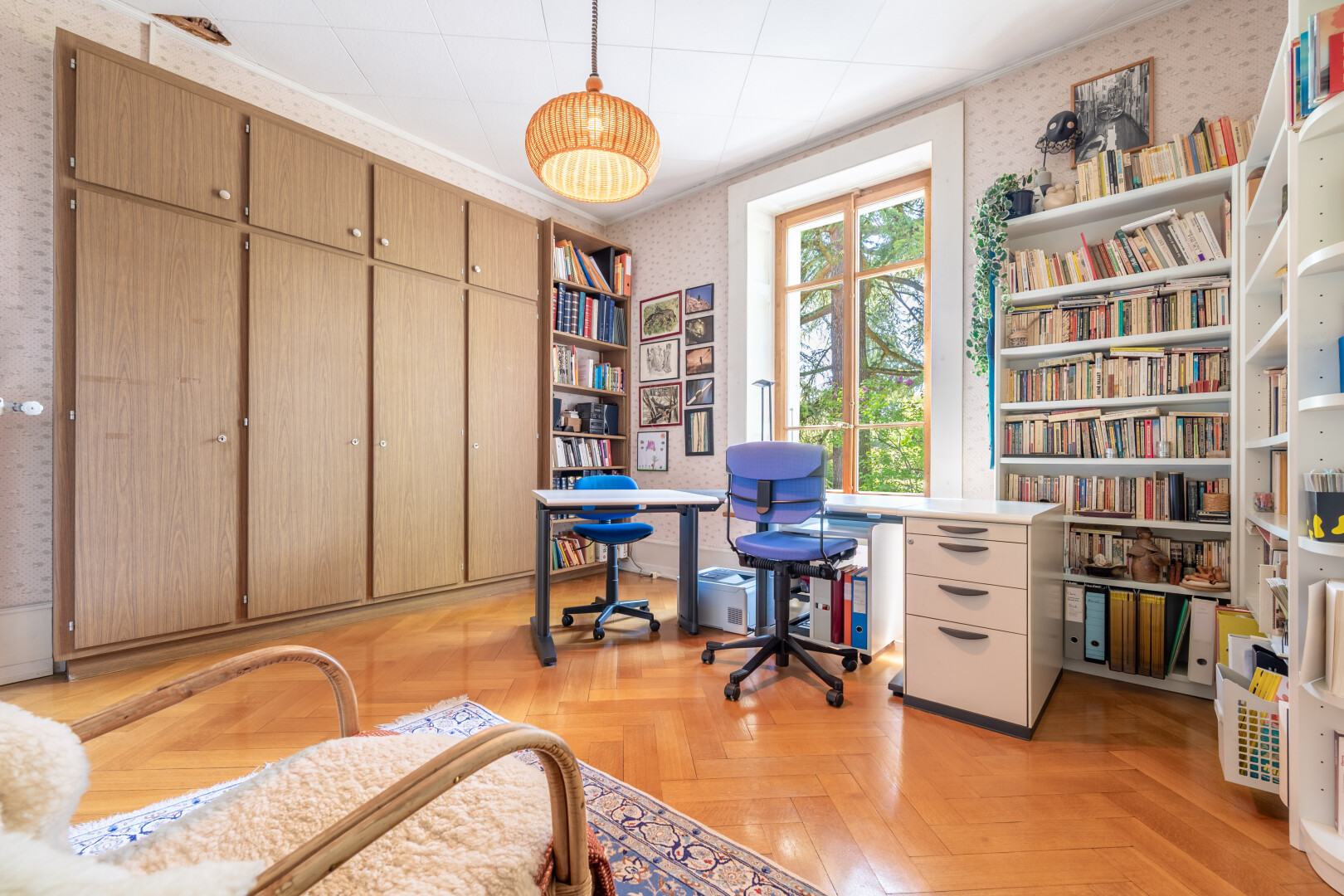 büro mit parquet floor, natürliches licht, natural light, tapetenwand, und wallpaper wall