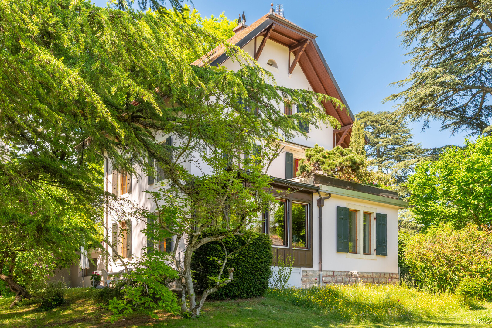 außenansicht mit property visible und day time