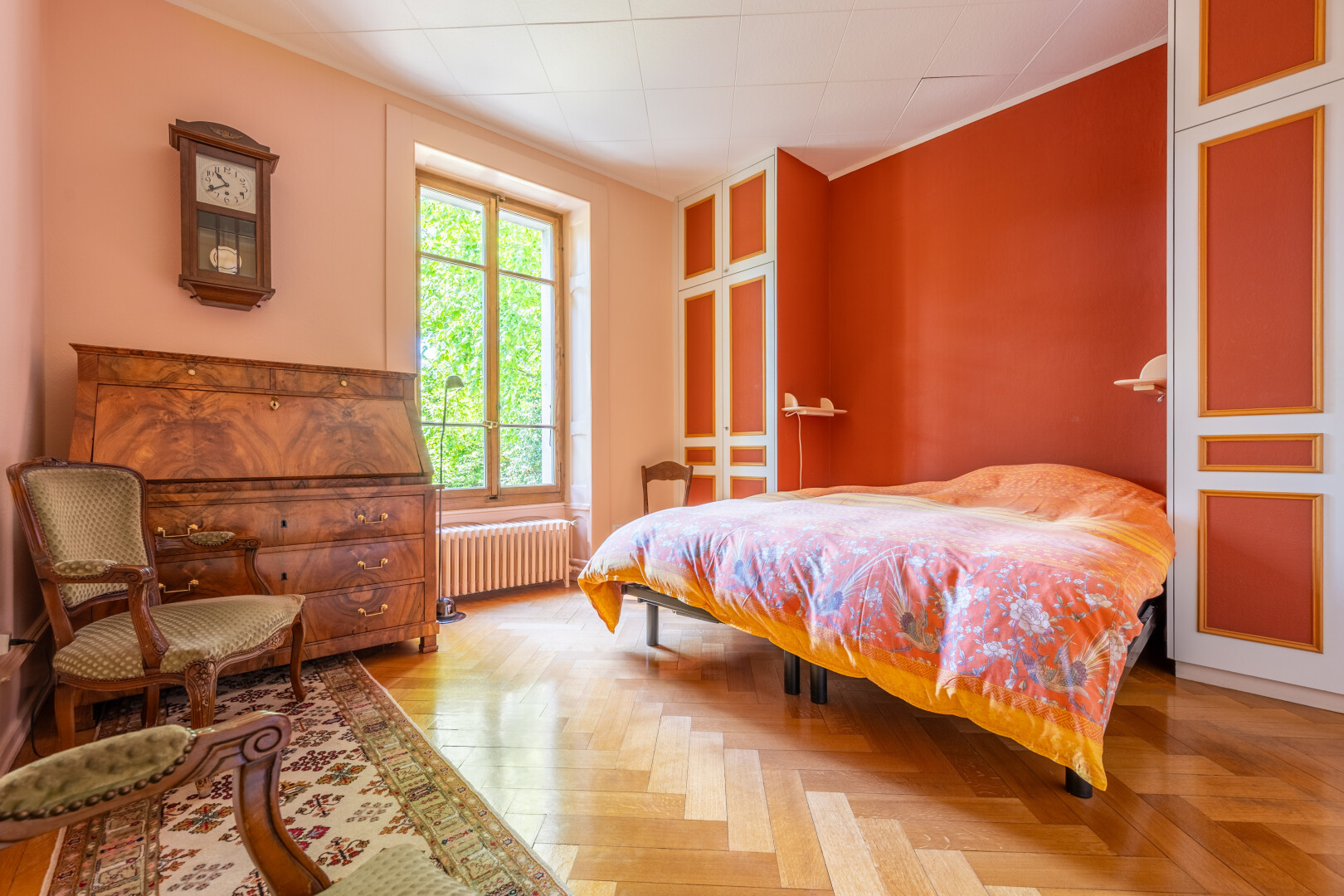 zimmer / schlafzimmer mit kühler, natürliches licht, natural light, inside property, und parquet floor