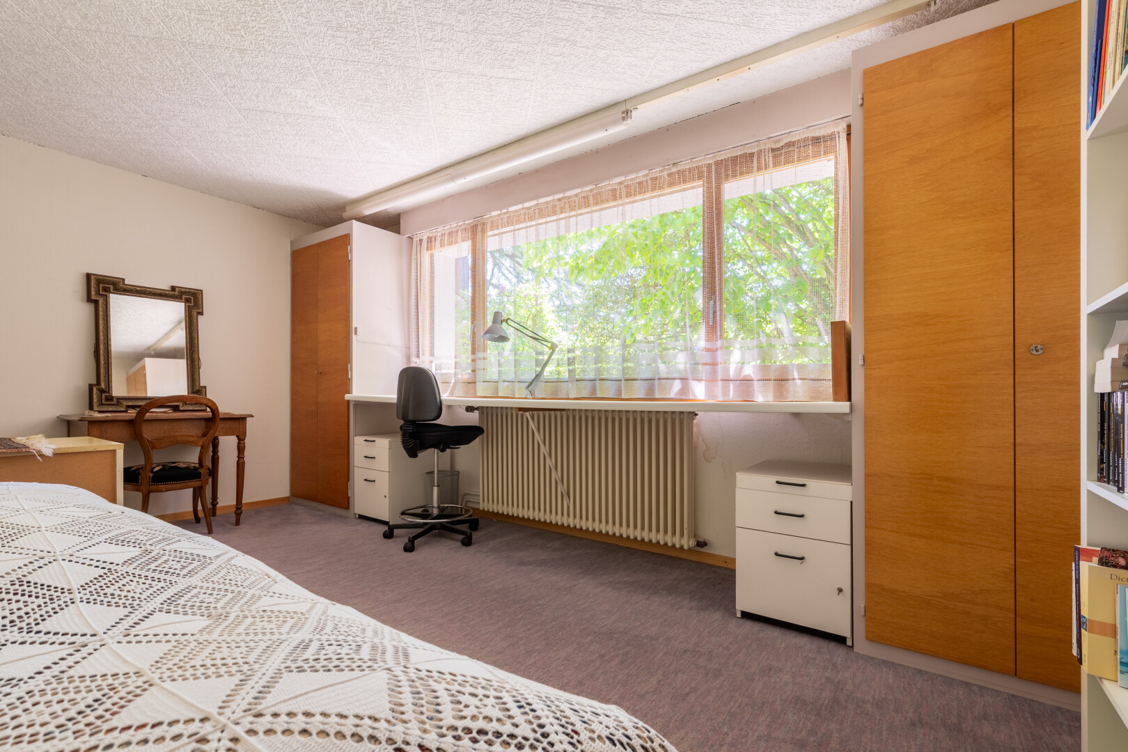 zimmer / schlafzimmer mit kühler, teppich, carpet, natürliches licht, und natural light