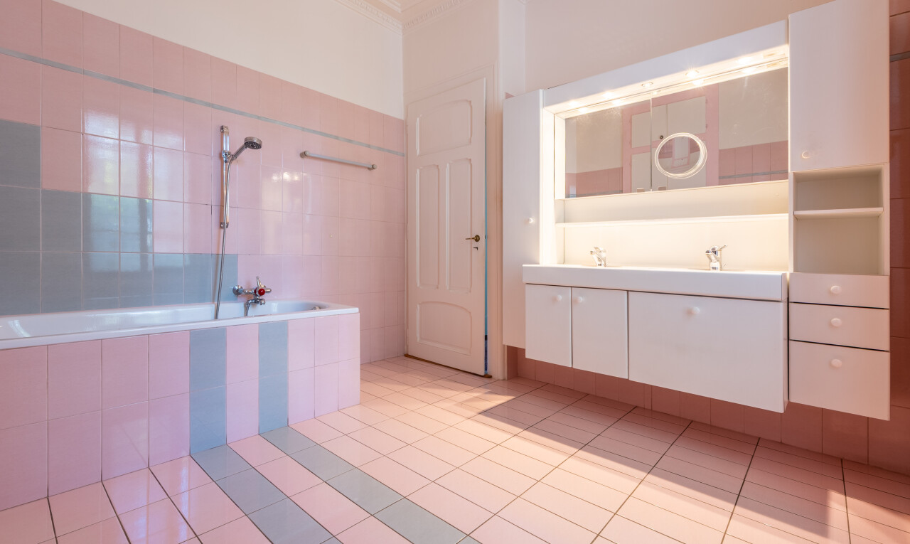 bad mit tile tub, kronenstuck, crown molding, komplettes badezimmer, und spiegel