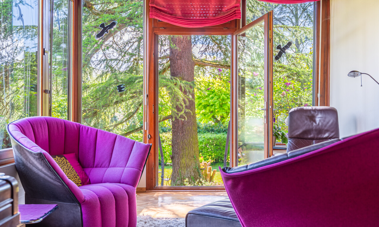 détails avec interior, sol en finition bois, et wood finish floor