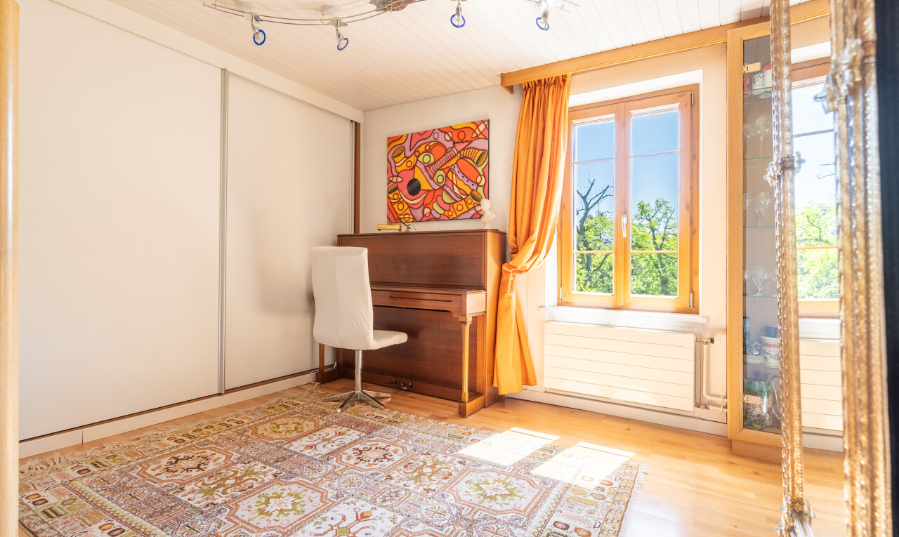 pièce vide avec lumière naturelle, natural light, inside property, day time, et sol en finition bois