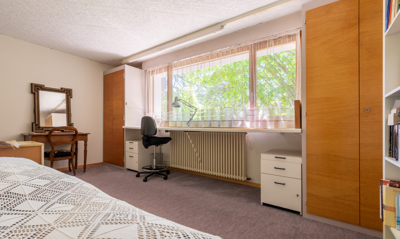 chambre avec radiateur, moquette, carpet, lumière naturelle, et natural light