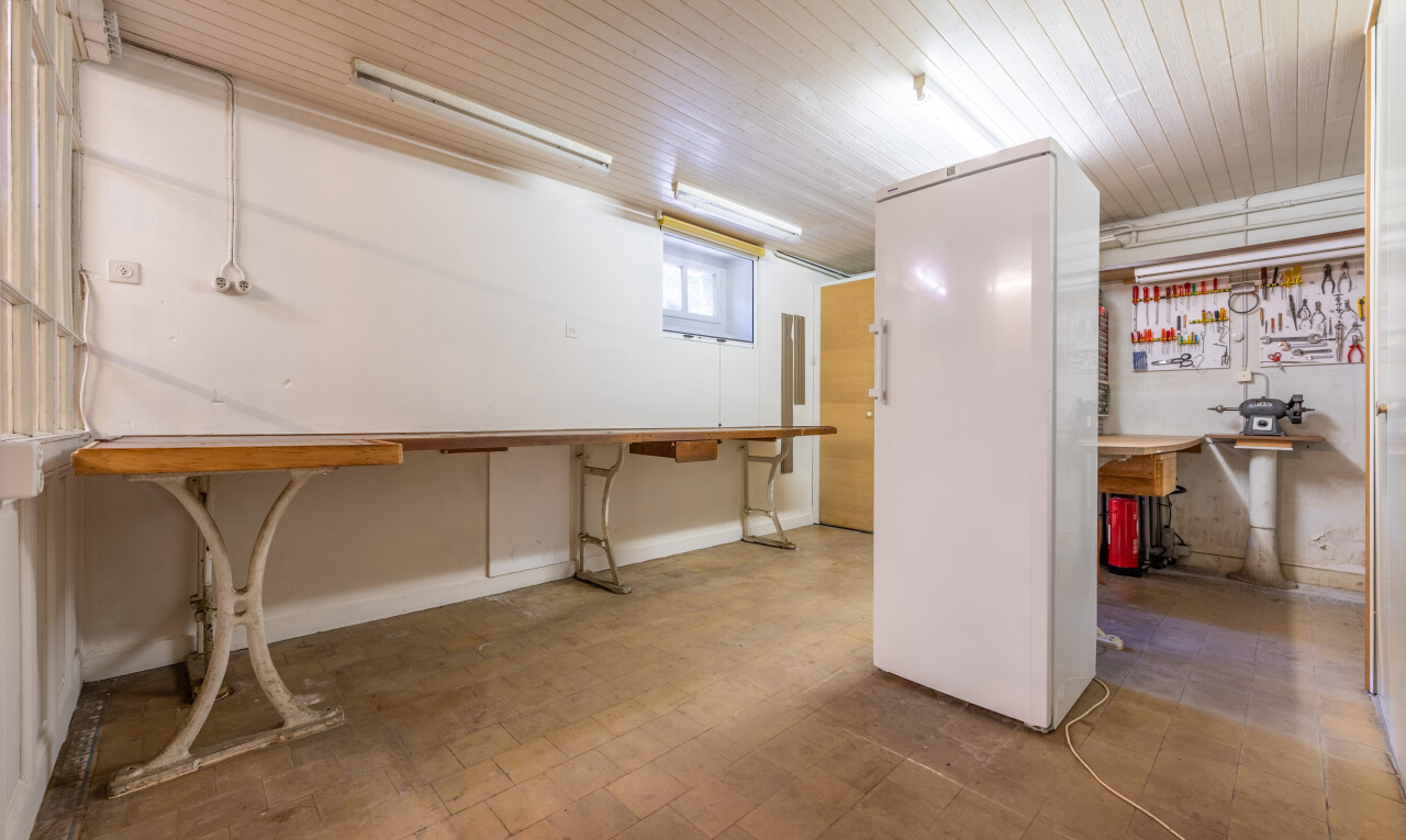 espace intérieur avec atelier, inside property, plafond en bois, wood ceiling, et cloison sèche