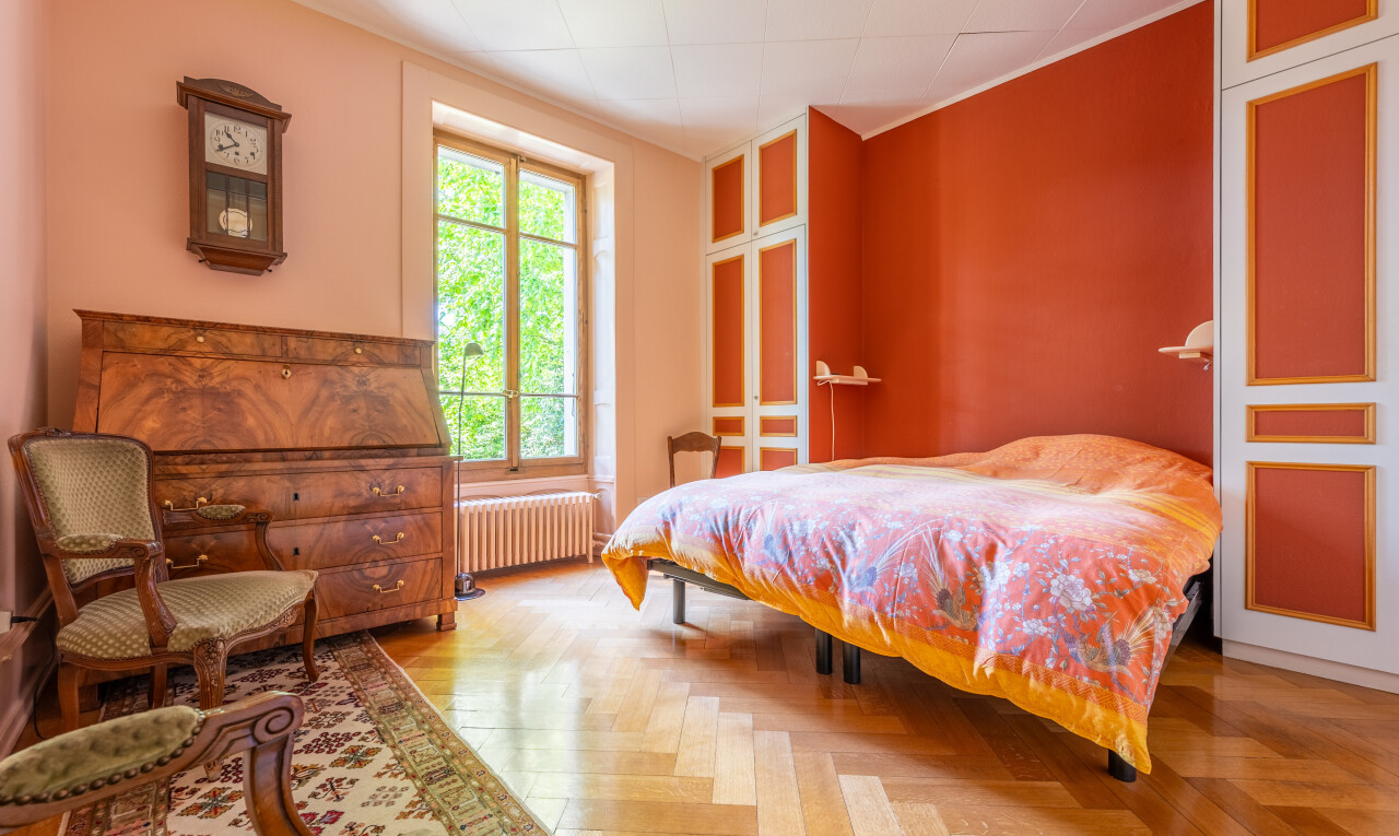 chambre avec radiateur, lumière naturelle, natural light, inside property, et parquet floor