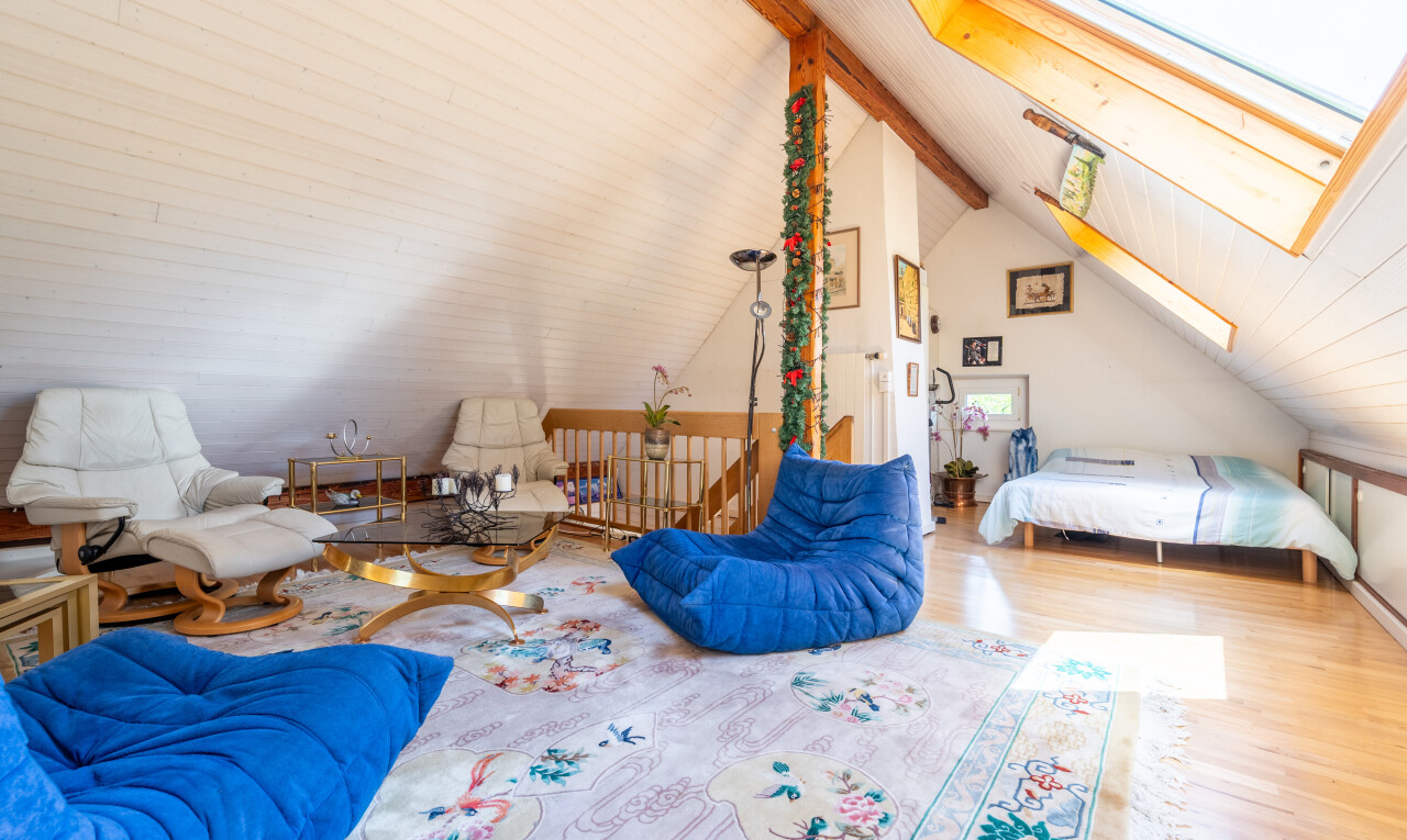 chambre avec pièce supplémentaire, puits de lumière, sol en finition bois, wood finish floor, et plafond voûté