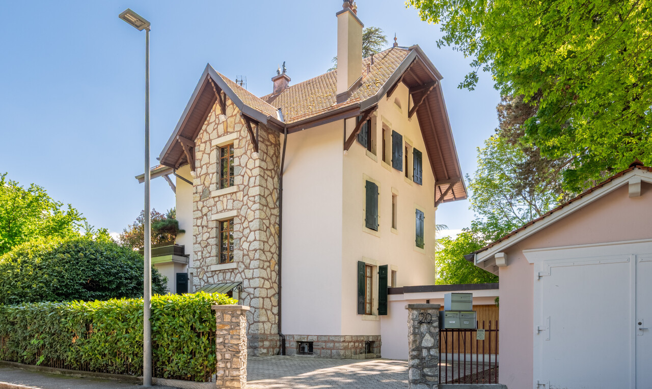 außenansicht mit property visible, stuckverkleidung, day time, steinverkleidung, und schornstein