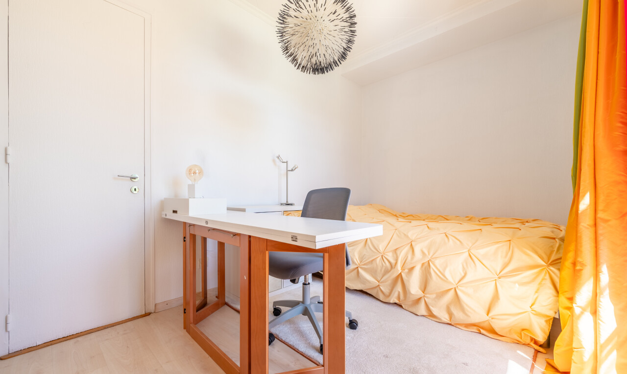 zimmer / schlafzimmer mit gipskartonwand, drywall, inside property, und bürobereich