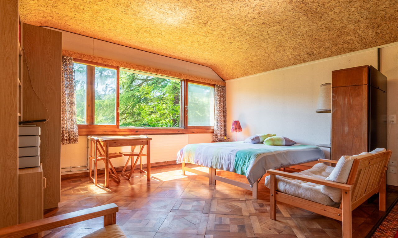 chambre avec parquet floor, cloison sèche, drywall, lumière naturelle, et natural light