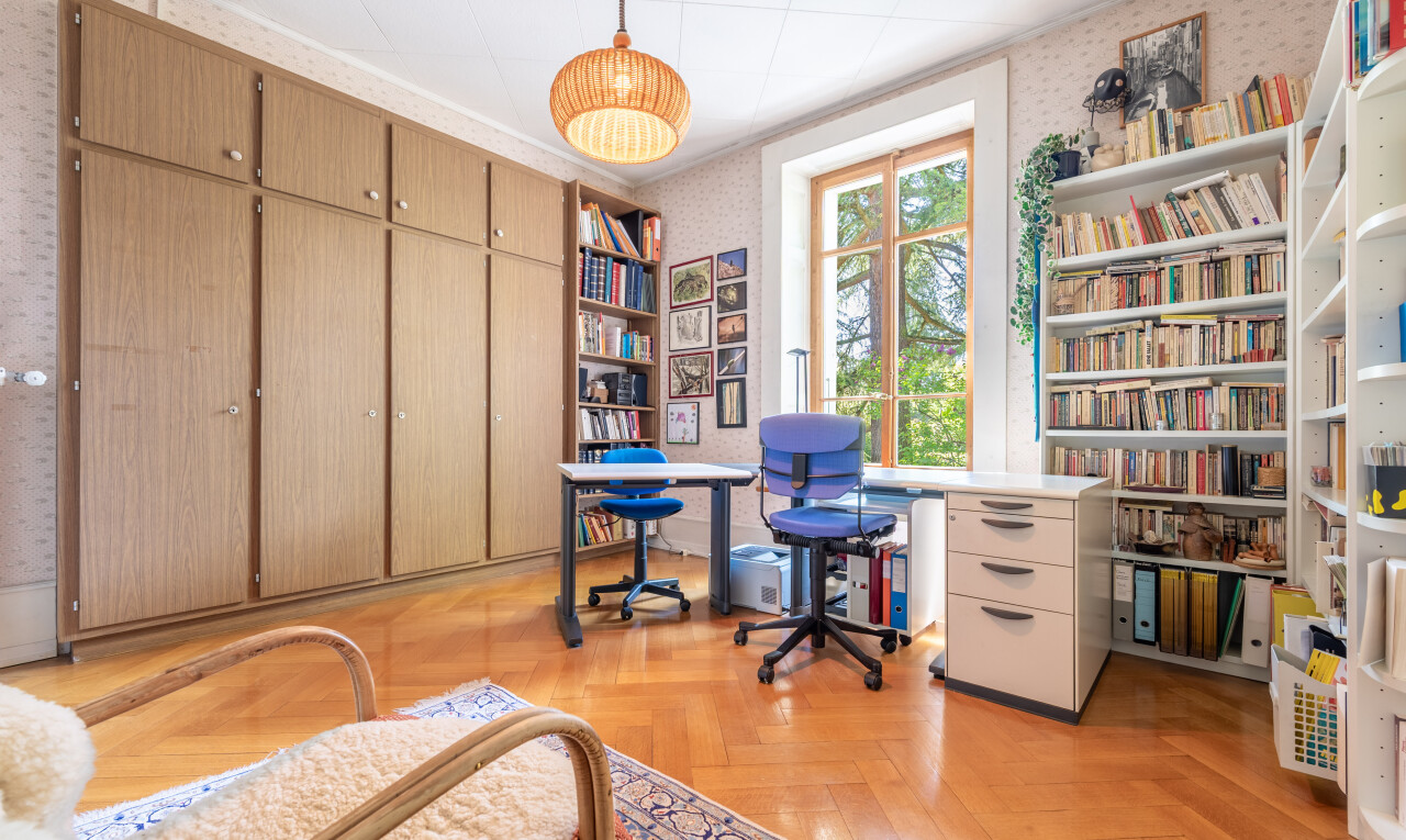 bureau avec parquet floor, lumière naturelle, natural light, mur en papier peint, et wallpaper wall
