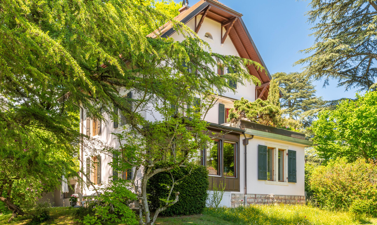 façade avec property visible et day time