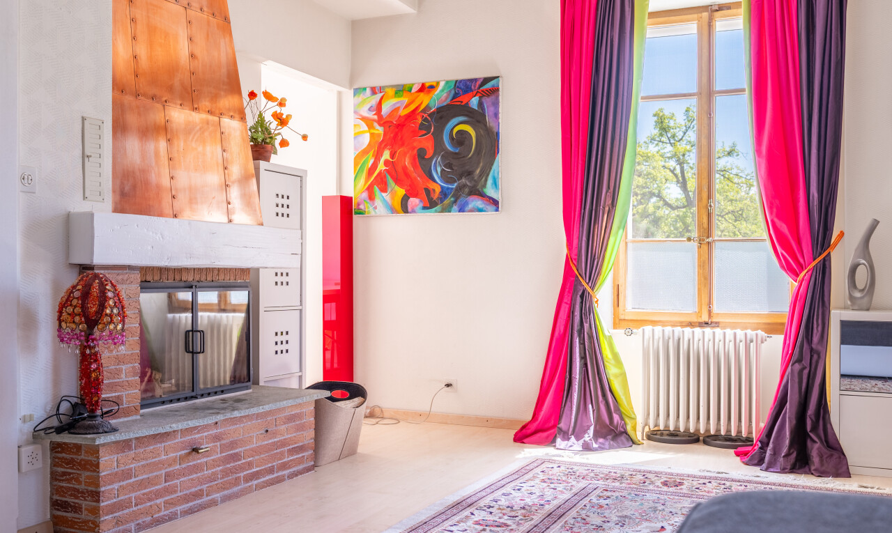 zimmer / schlafzimmer mit kühler, inside property, gipskartonwand, drywall, und kamin