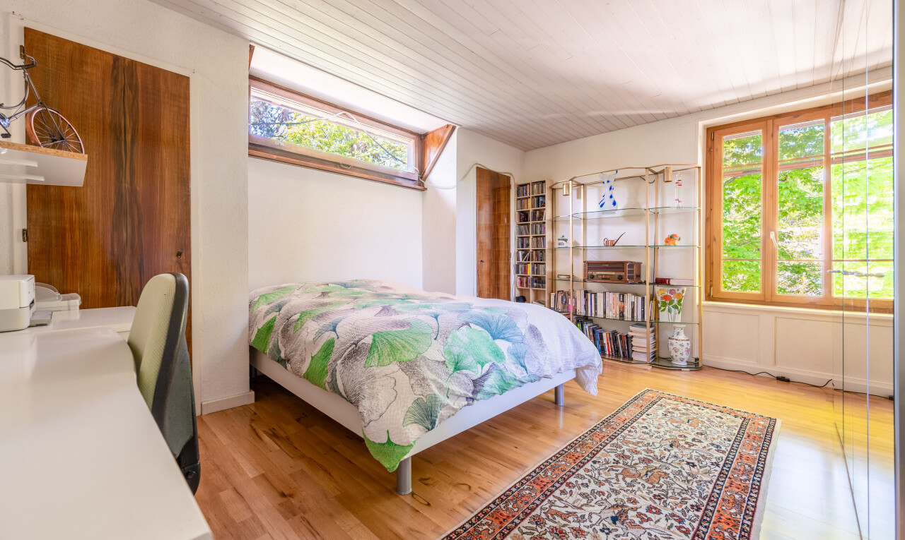 chambre avec inside property, lumière naturelle, natural light, sol en finition bois, et wood finish floor