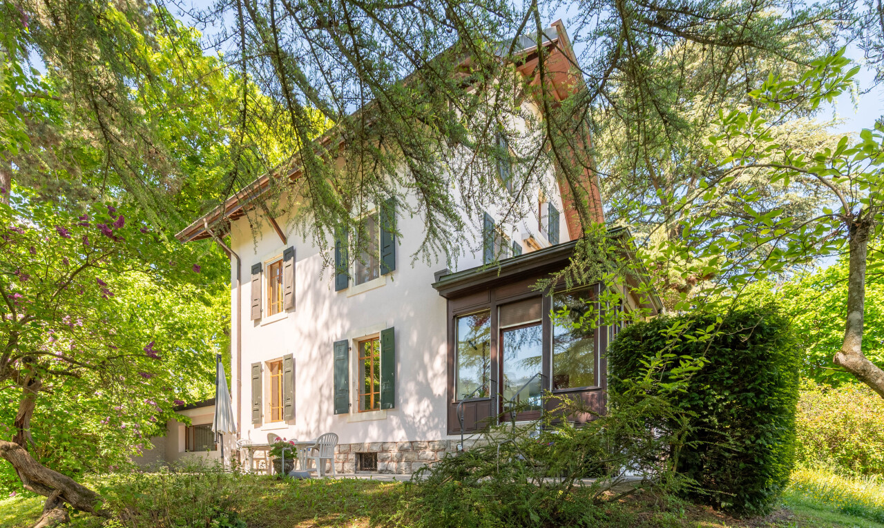 façade avec property visible, bardage en stuc, et day time