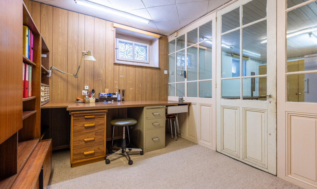 büro mit bürobereich, teppich, carpet, natürliches licht, und natural light