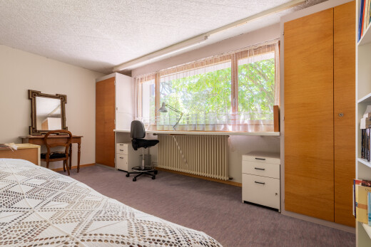 zimmer / schlafzimmer mit kühler, teppich, carpet, natürliches licht, und natural light
